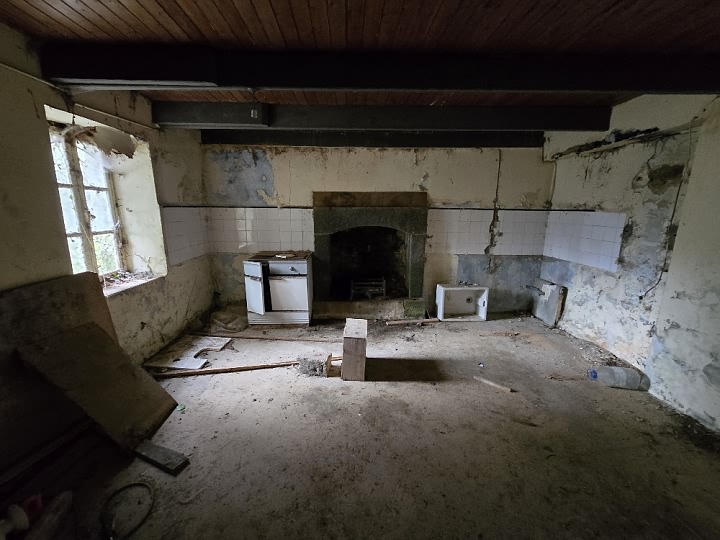 Stone house to renovate near Kerraden