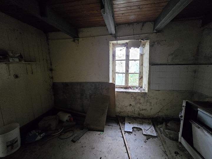 Stone house to renovate near Kerraden