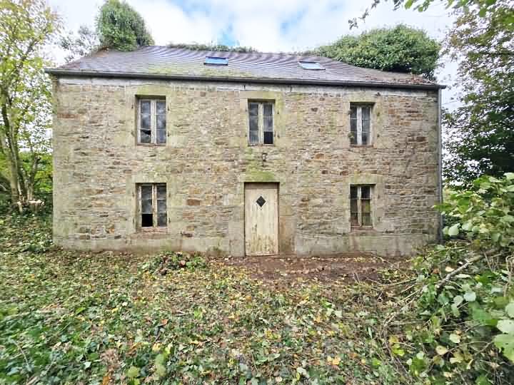 Stone house to renovate near Kerraden