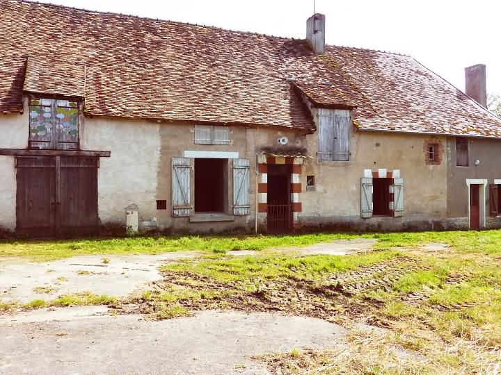 Stone farmhouse to renovate near Liglet