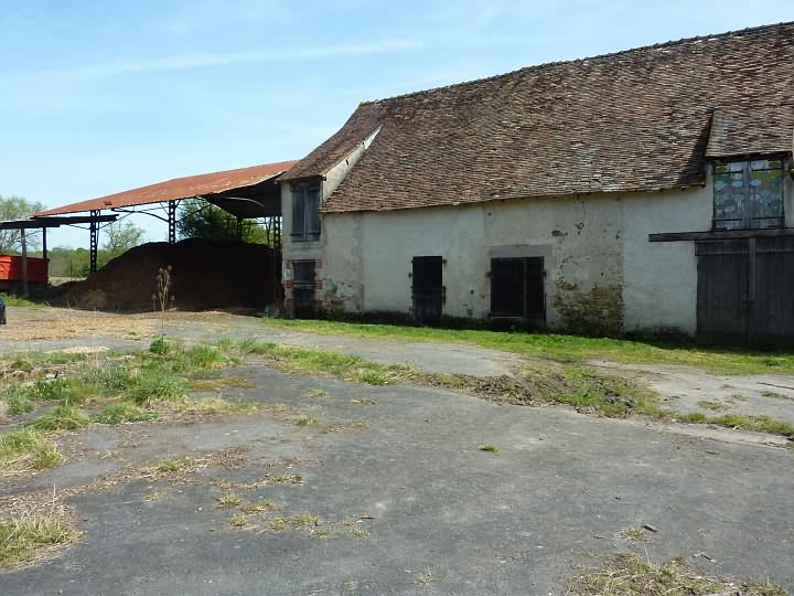Stone farmhouse to renovate near Liglet