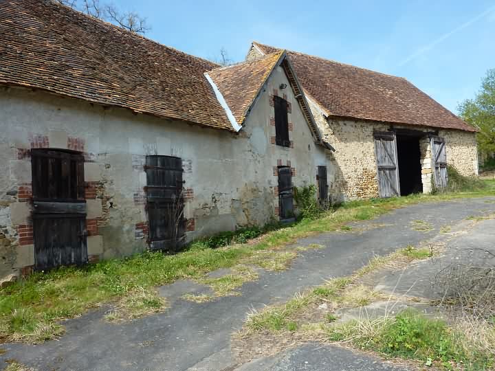 Stone farmhouse to renovate near Liglet