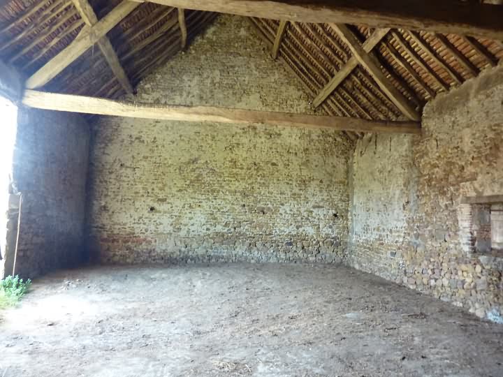 Stone farmhouse to renovate near Liglet