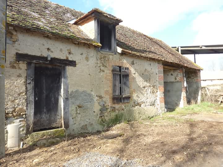 Stone farmhouse to renovate near Liglet