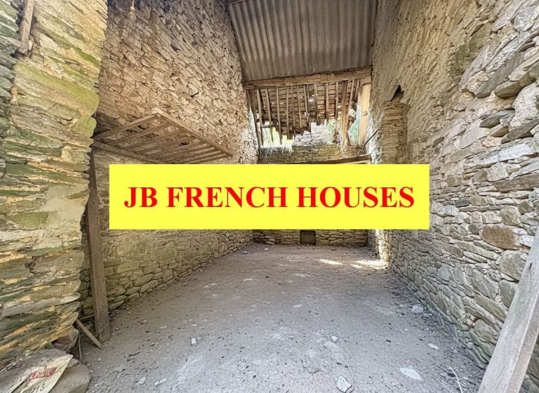 Stone house to renovate near Lestun