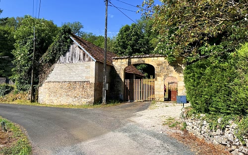 Farmhouse to renovate near Ajat