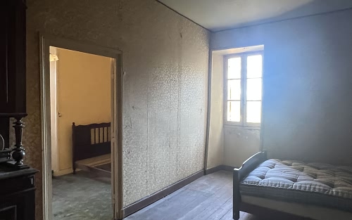 Farmhouse to renovate near Ajat