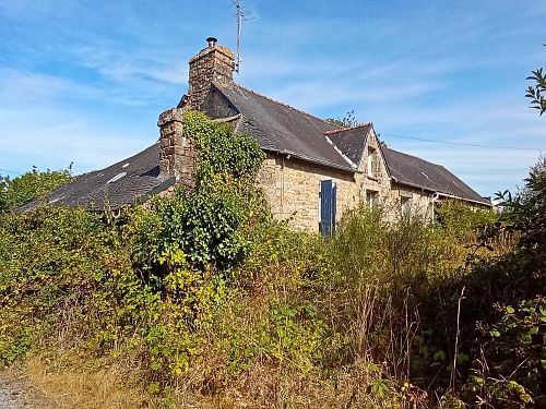 Detached house to renovate near Brittany centre