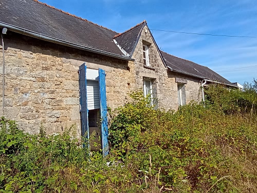 Detached house to renovate near Brittany centre