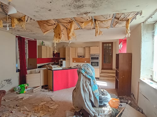 Detached house to renovate near Brittany centre