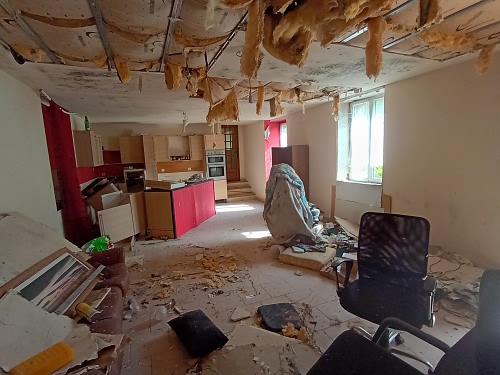 Detached house to renovate near Brittany centre