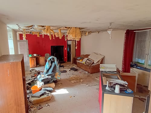 Detached house to renovate near Brittany centre