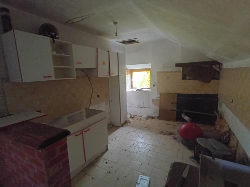 Detached house to renovate near Brittany centre
