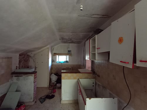 Detached house to renovate near Brittany centre
