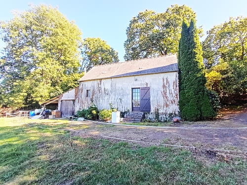 Detached house to renovate near Brittany centre