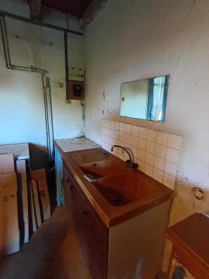 Detached house to renovate near Brittany centre