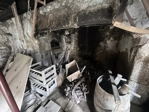 Detached house to renovate near Farges