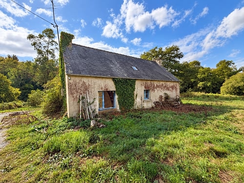 Detached house to renovate near Kergloff