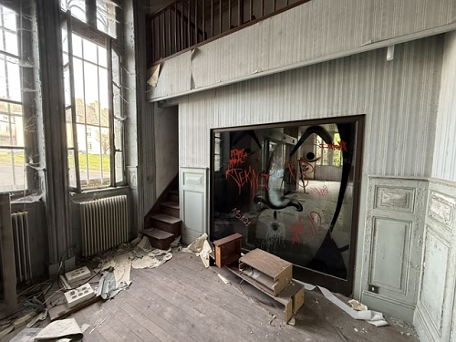 Detached house to renovate near Vengeons